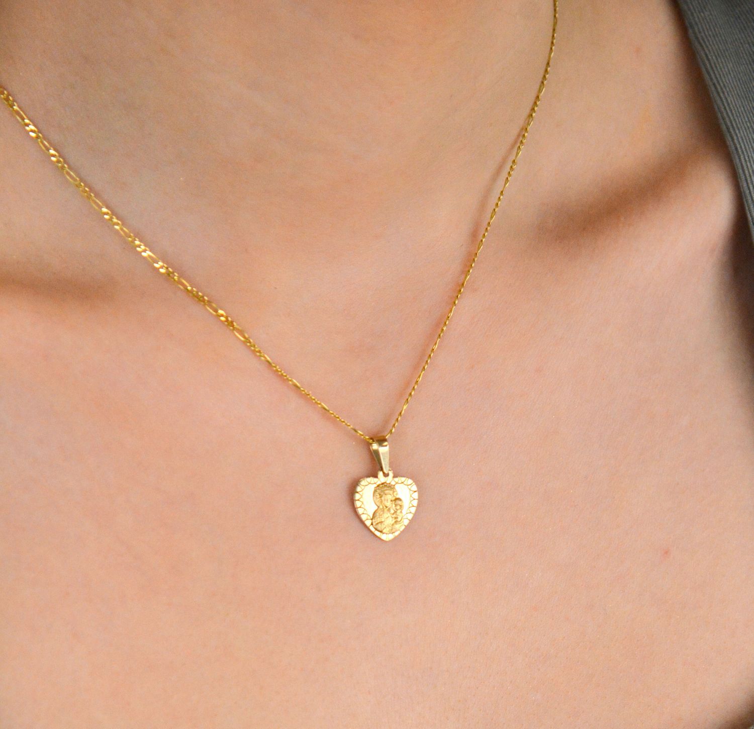 Złota zawieszka medalik serce Matka Boska Częstochowska ZA 7045B 333. Medalik w kształcie serca z wizerunkiem Matki Boskiej. Medalik o bogatej symbolice religijnej. Złota zawieszka próby 333..jpg